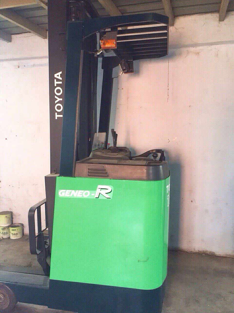 Xe nâng điện toyota