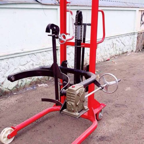 Xe nâng tay kẹp phuy cho phép người dùng nâng lên, hạ xuống hoặc xoay đầu thùng phuy