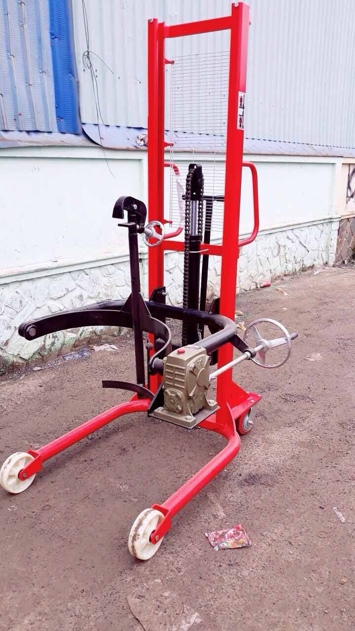 Xe nâng tay kẹp phuy cho phép người dùng nâng lên, hạ xuống hoặc xoay đầu thùng phuy