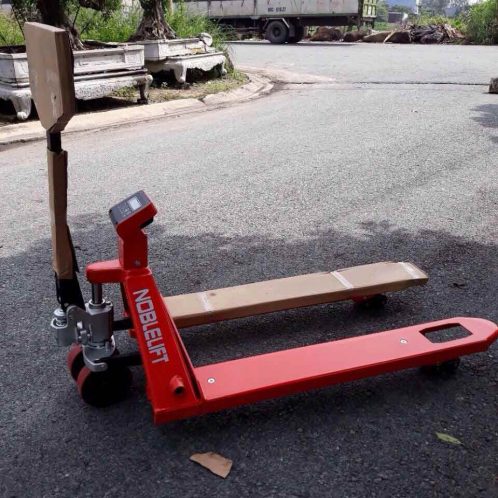 Xe nâng tay được gắn thêm cân điện tử, nâng cao giá trị sử dụng