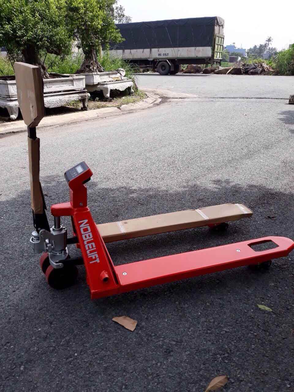 Xe nâng tay được gắn thêm cân điện tử, nâng cao giá trị sử dụng