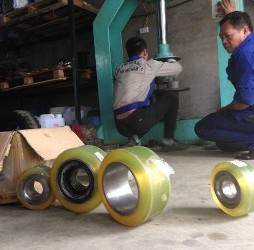 ĐẮP PU BÁNH XE NÂNG ĐIỆN