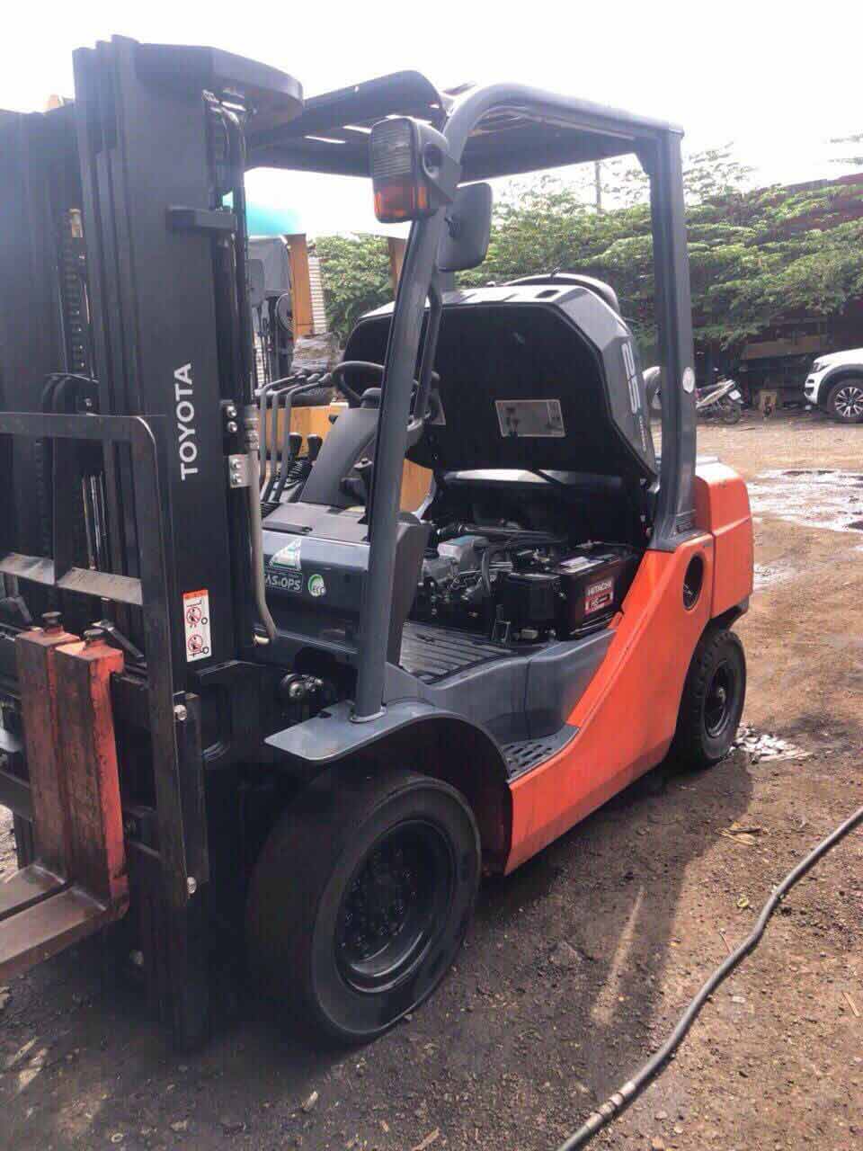 Xe nâng dầu 2 tấn toyota