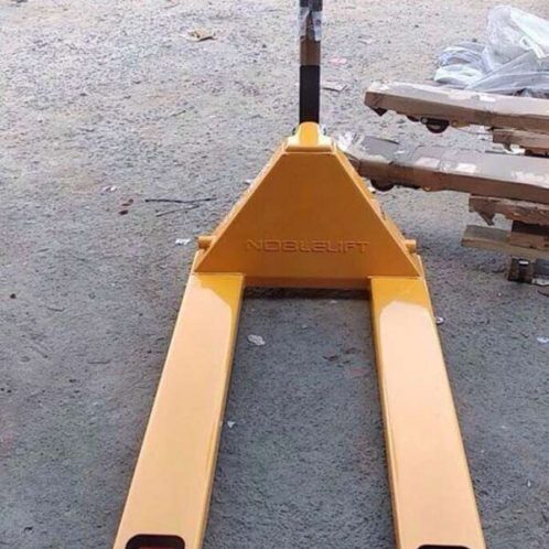 Xe nâng tay là công cụ hỗ trợ đắc lực con người trong việc vận chuyển hàng hóa